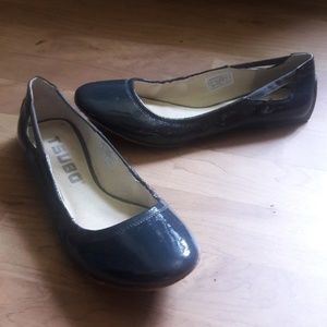 TSUBO Patent navy blue Flats